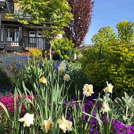 Lovely J Home -Stunning River View Cozy Two Bedroom Private Suite New Westminster Buitenkant foto