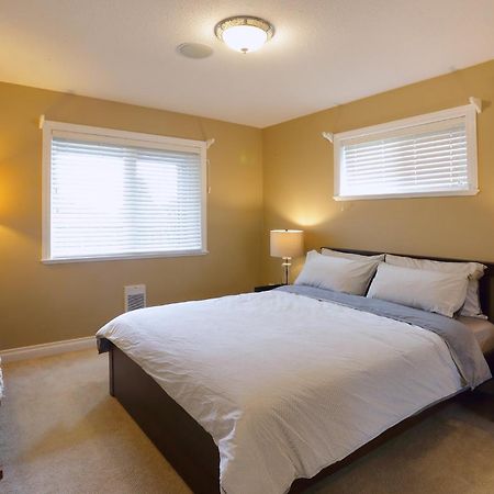Lovely J Home -Stunning River View Cozy Two Bedroom Private Suite New Westminster Buitenkant foto