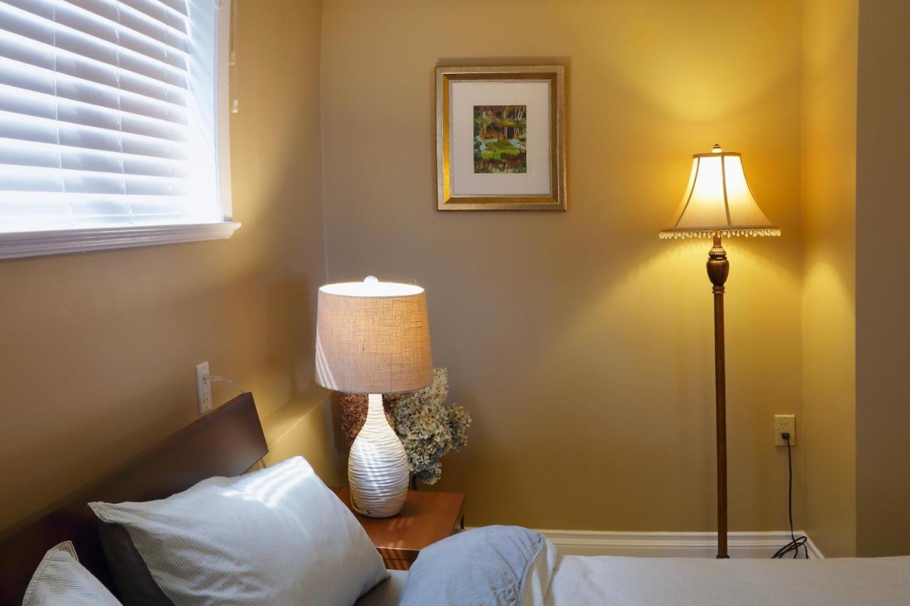 Lovely J Home -Stunning River View Cozy Two Bedroom Private Suite New Westminster Buitenkant foto
