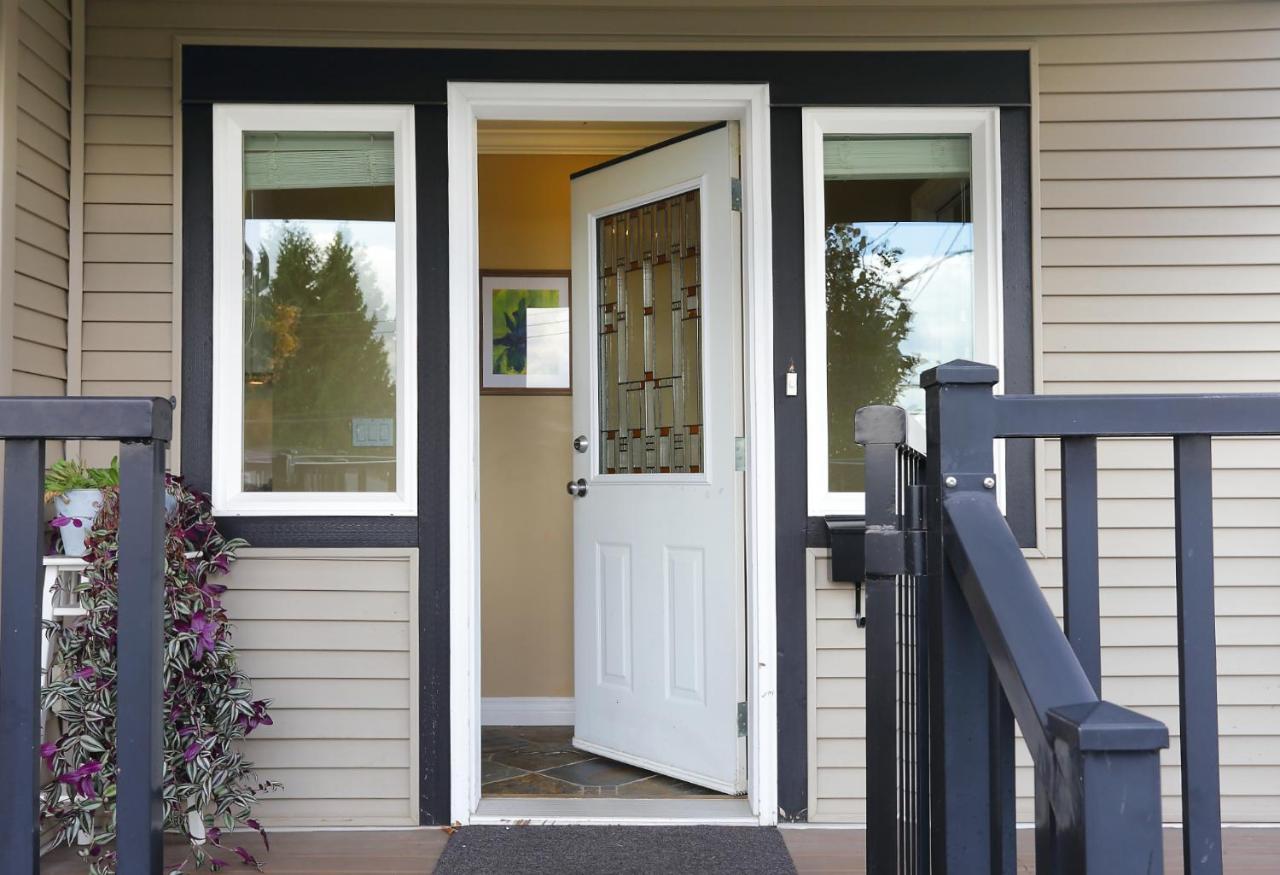 Lovely J Home -Stunning River View Cozy Two Bedroom Private Suite New Westminster Buitenkant foto