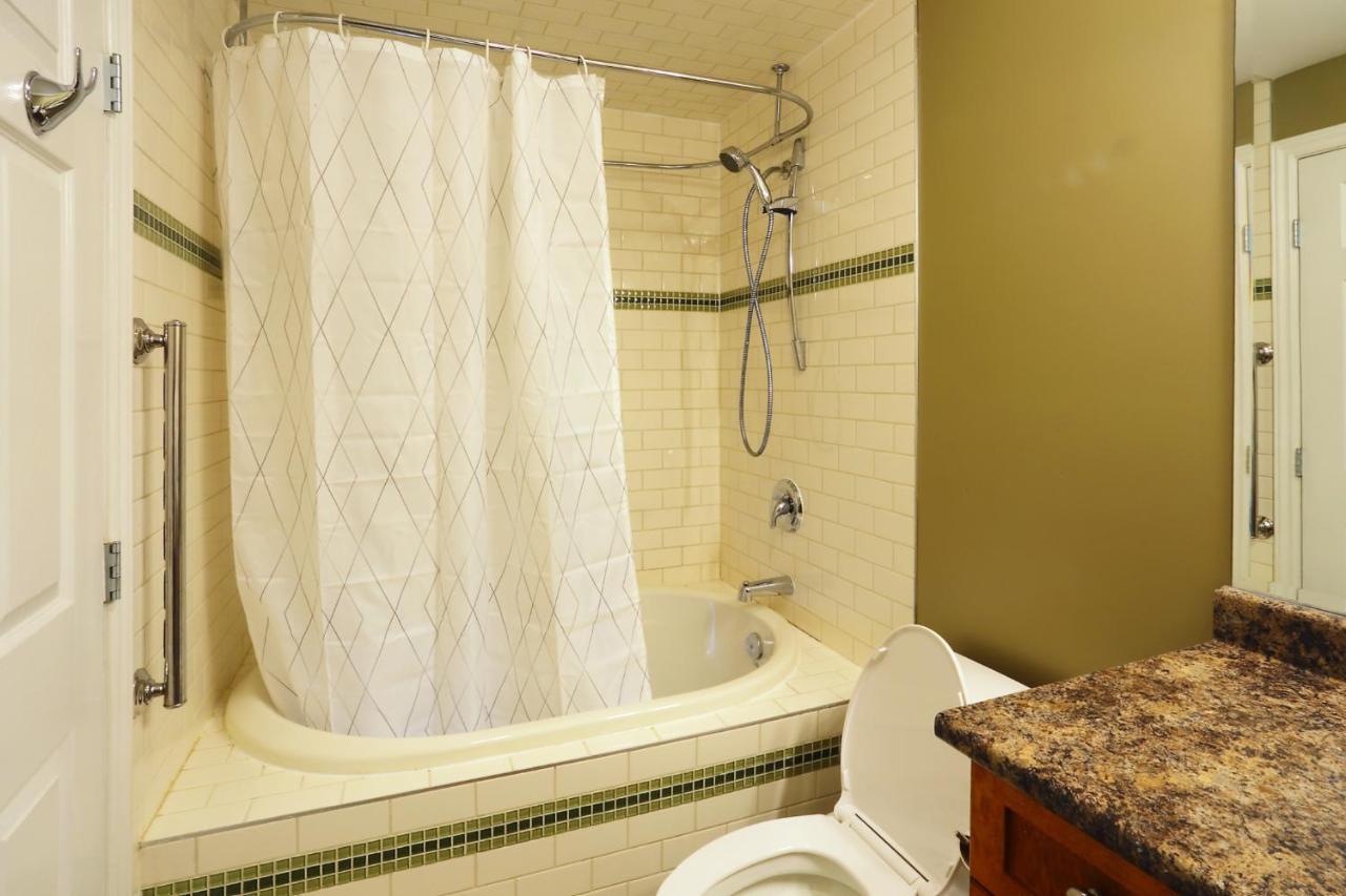 Lovely J Home -Stunning River View Cozy Two Bedroom Private Suite New Westminster Buitenkant foto