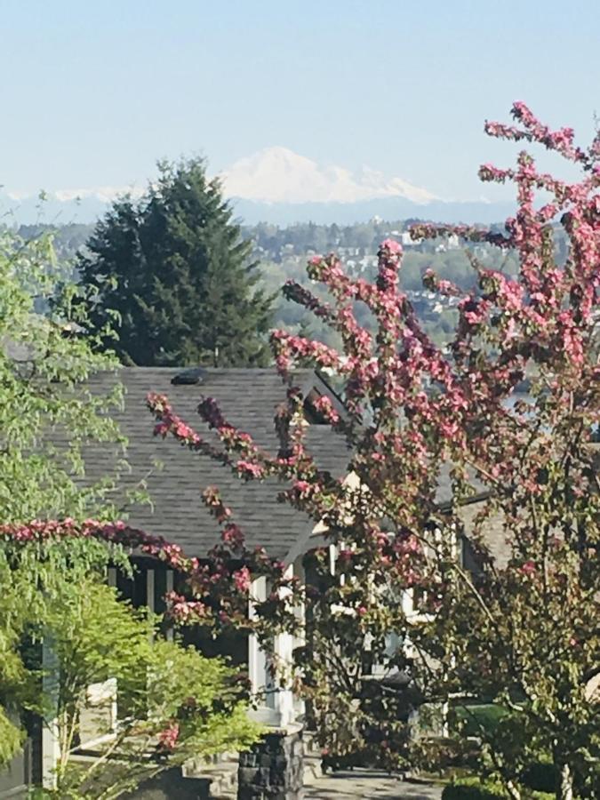 Lovely J Home -Stunning River View Cozy Two Bedroom Private Suite New Westminster Buitenkant foto