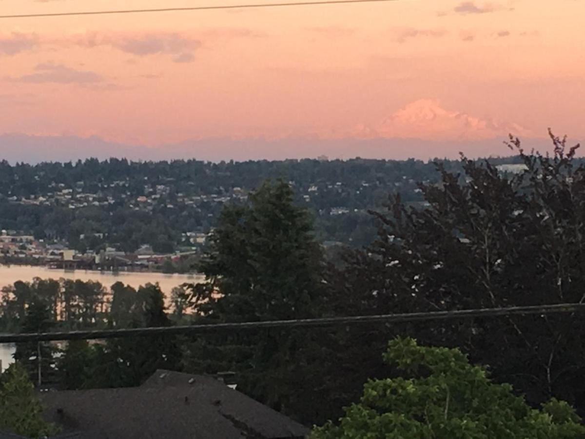 Lovely J Home -Stunning River View Cozy Two Bedroom Private Suite New Westminster Buitenkant foto