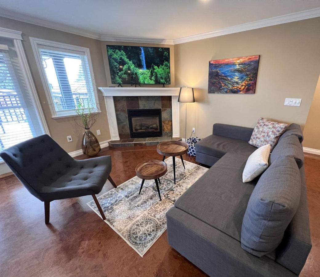 Lovely J Home -Stunning River View Cozy Two Bedroom Private Suite New Westminster Buitenkant foto