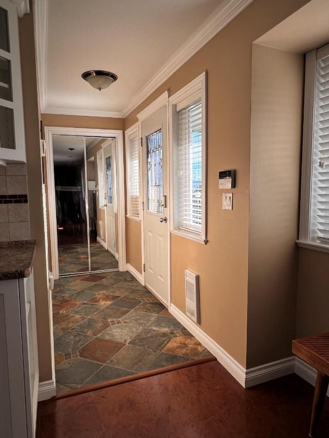 Lovely J Home -Stunning River View Cozy Two Bedroom Private Suite New Westminster Buitenkant foto