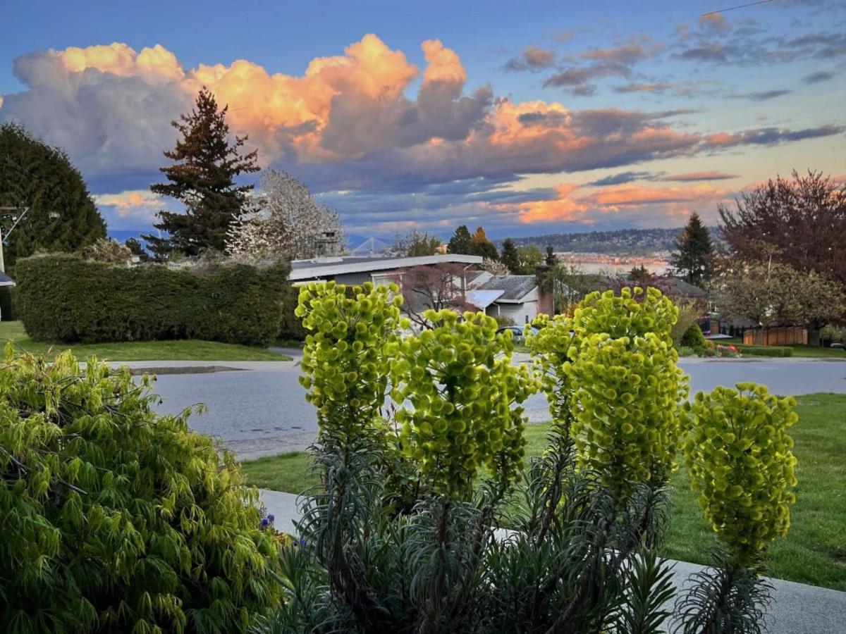 Lovely J Home -Stunning River View Cozy Two Bedroom Private Suite New Westminster Buitenkant foto